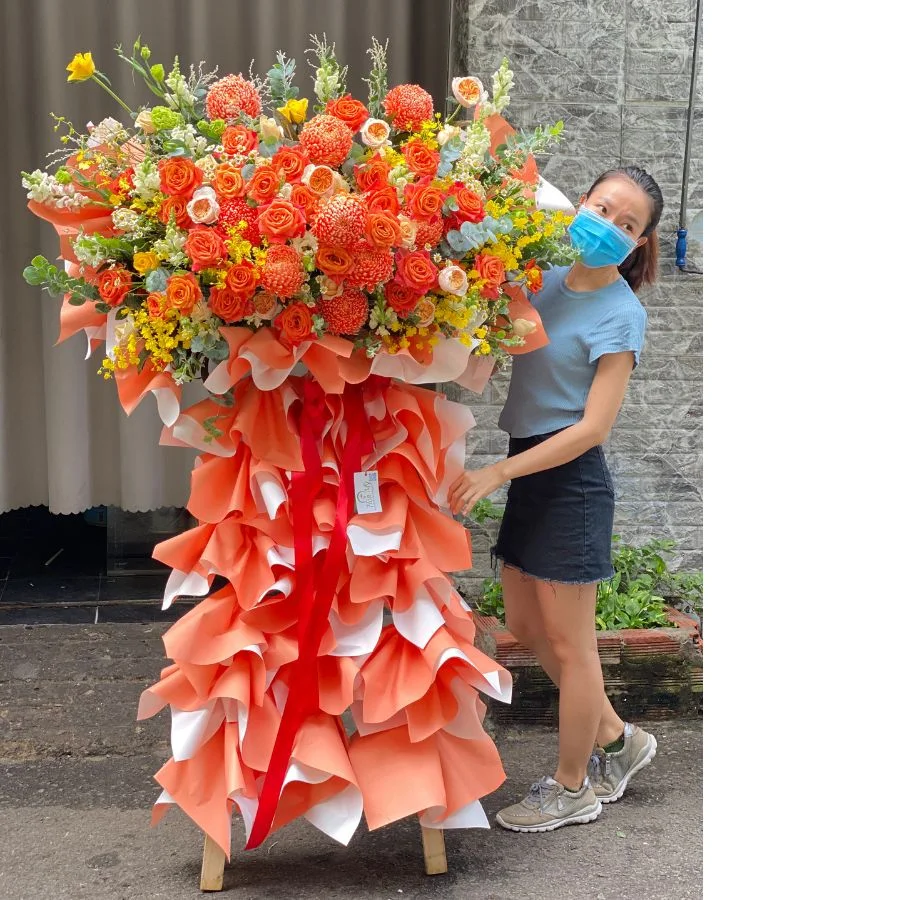 1-1.jpg.webp Hoa Chúc Mừng Khai Giảng Năm Học Mới-Kệ Hoa Màu Cam Sang Trọng - Image 1