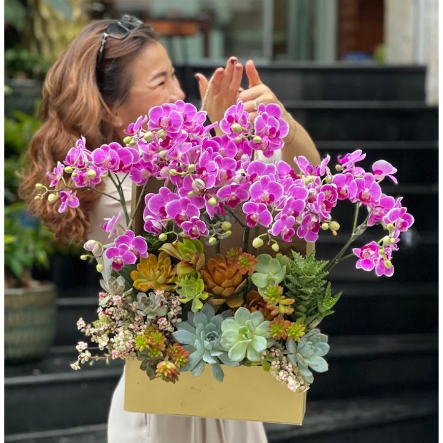 1-3-1.jpg Lẵng Hoa Sen Đá Mix Lan Hồ Điệp Hồng Sang Chảnh Làm Quà Cho Sếp - Image 1
