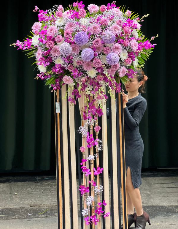17-600x771-1.png Vòng Hoa Đám Tang Đẹp Hiện Đại Tông Tím Cực Sang Trọng - Image 1