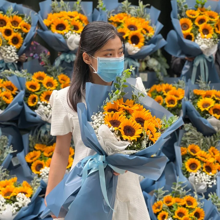 2-1.jpg.webp Hoa Chúc Mừng Tốt Nghiệp: Bó Hướng Dương Rực Rỡ - Image 1