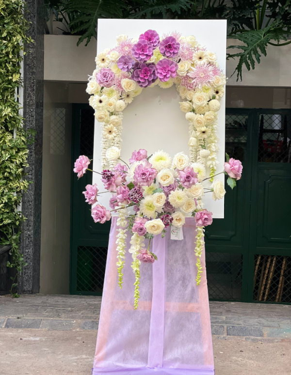 4-600x771-1.png Mẫu Vòng Hoa Đám Tang Đẹp Hiện Đại Với Hoa Tươi Kết Hợp Với Sen Đá - Image 1