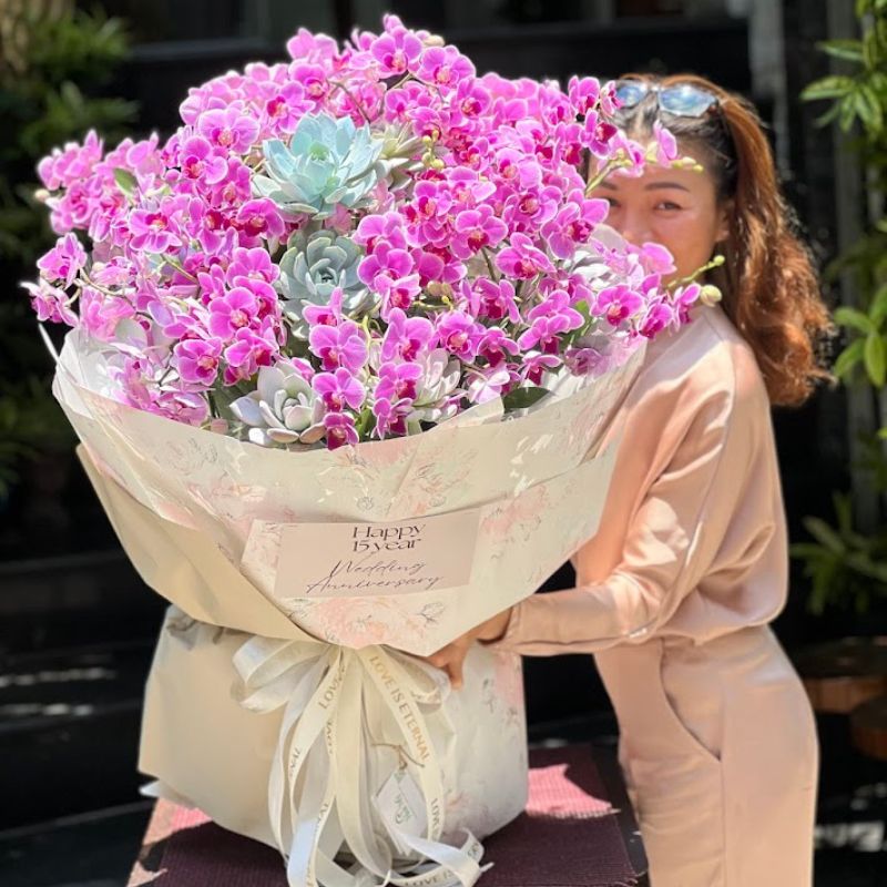 5-2.jpg Hoa Tặng Sinh Nhật Người Yêu – Bó Hoa Lan Hồ Điệp Mini Màu Hồng Mix Sen Đá - Image 1