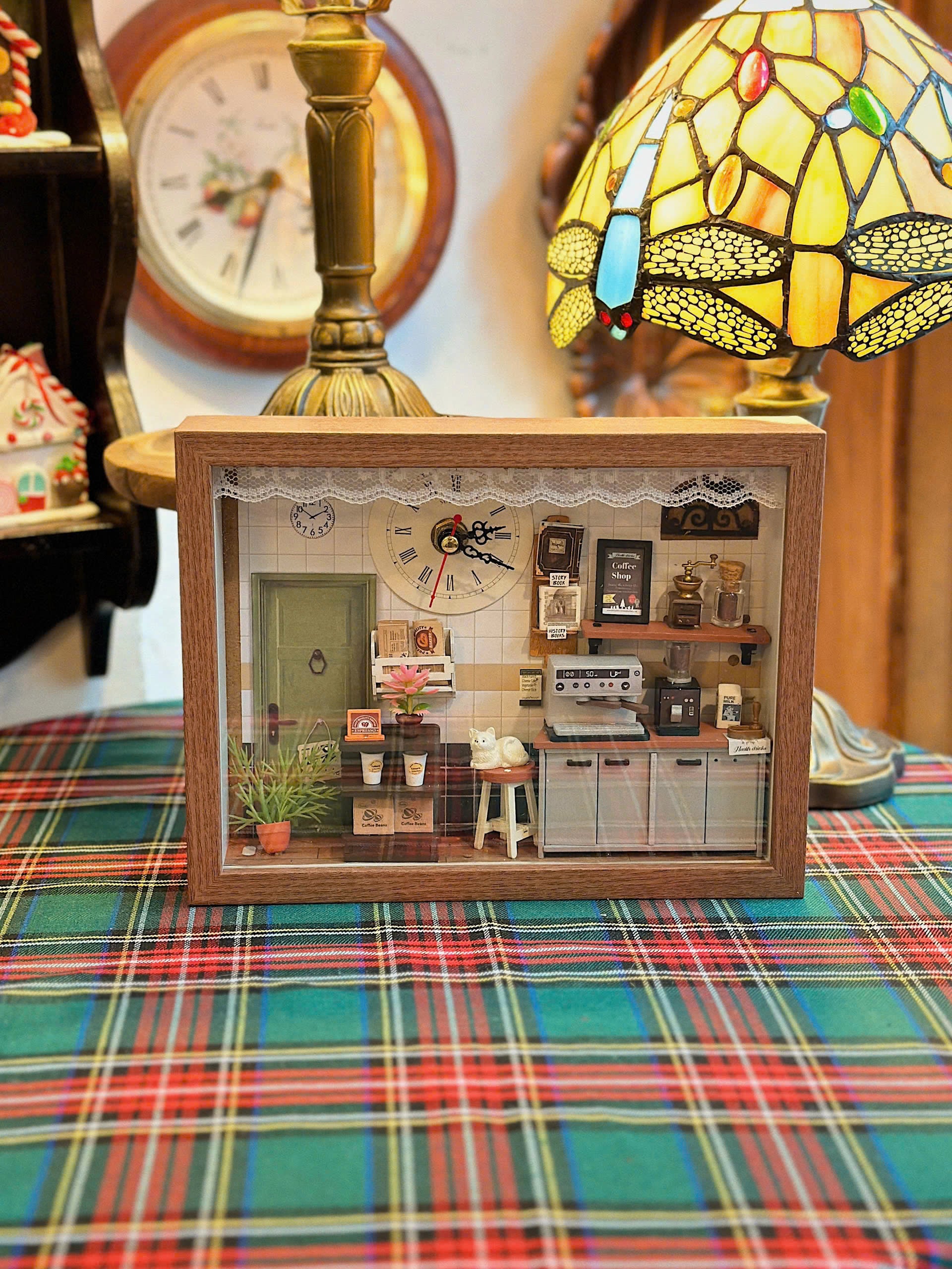 551dfefdf67e4e20176f.jpg Miniature Roombox Watch - Coffee Shop 2 - Image 1