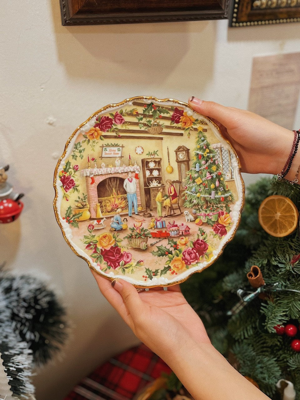 76ca69bf992a4d74143b11.jpg Dĩa Giáng Sinh Vintage Royal Albert Old Country Roses Christmas Warmth Plate - Image 1