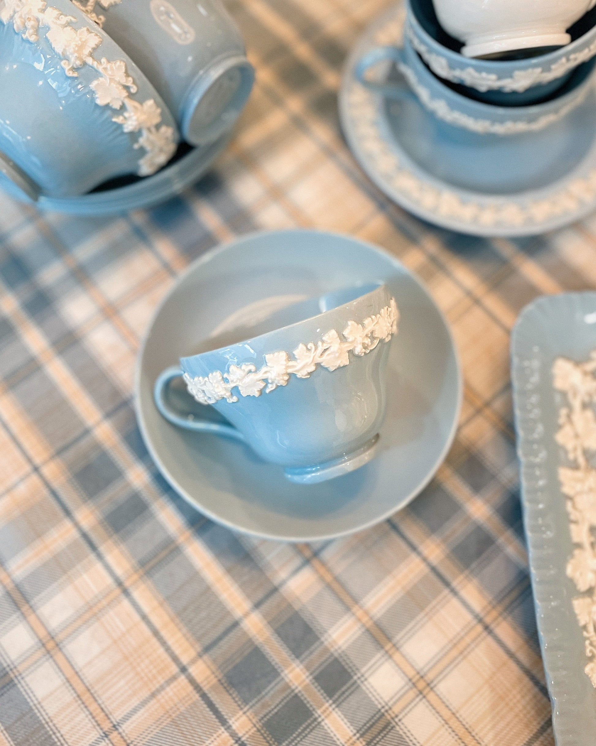 8f047157498ce8d2b19d.jpg Set tách xanh họa tiết nổi - WEDGWOOD QUEEN'S WARE - Image 1