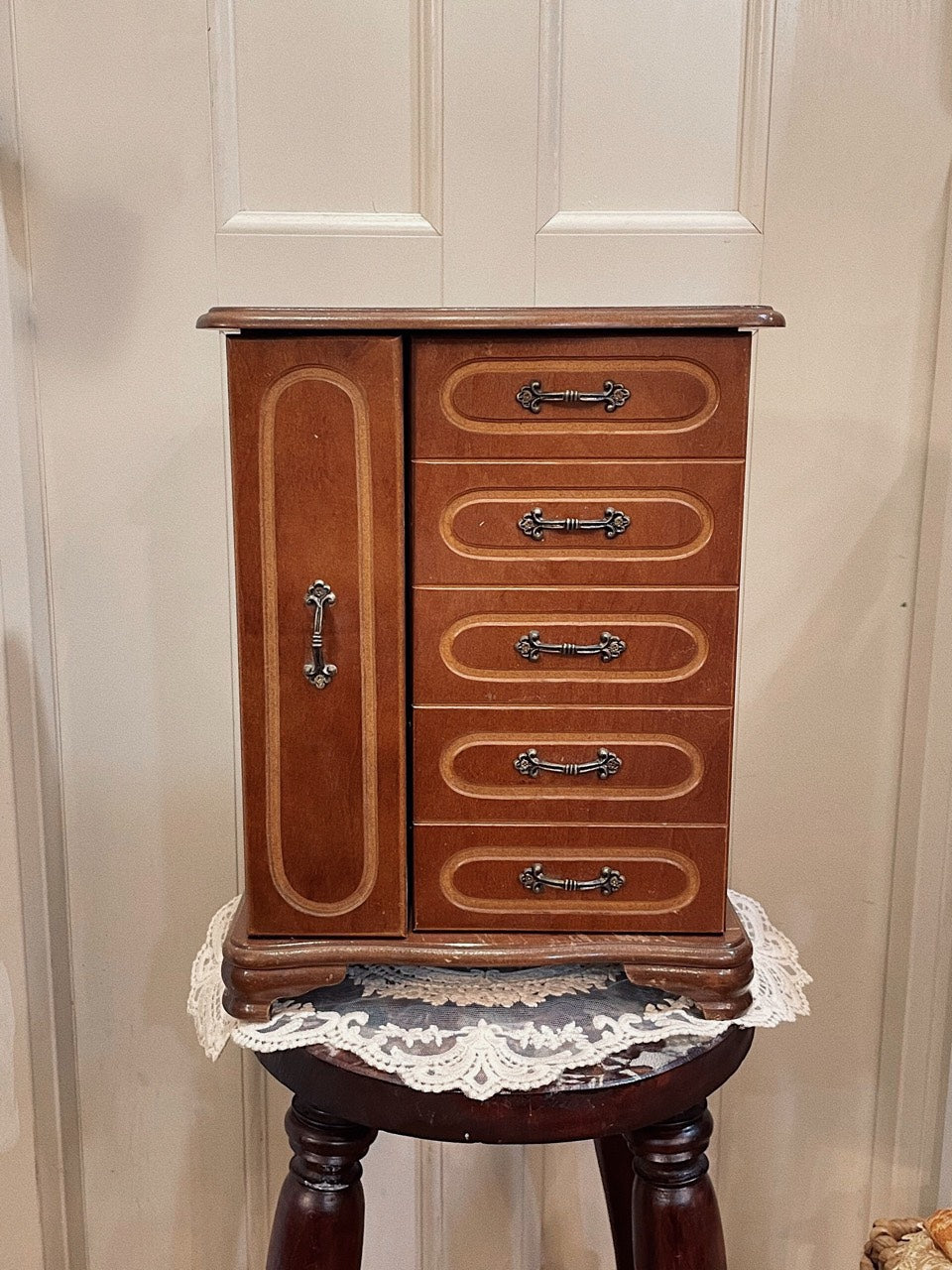 901c8b7ceced38b361fc30.jpg Classic Wooden Box - Image 1