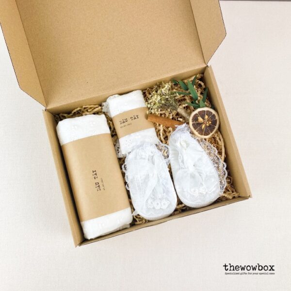 [Quà tặng bé] THE FASHIONISTA BOX – Hộp giấy – Bộ body cộc tay, mũ và tất xinh xắn