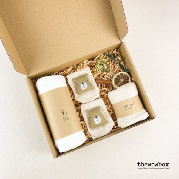 [Quà tặng bé] THE FASHIONISTA BOX – Hộp giấy – Bộ body dài tay, mũ và tất xinh xắn