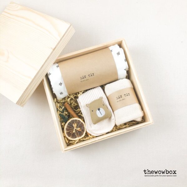 [Quà tặng bé gái] THE FASHIONISTA BOX – Hộp gỗ – Bộ body dài tay, mũ và tất xinh xắn