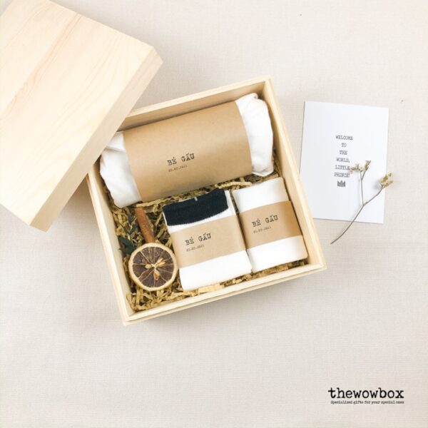 [Quà tặng bé trai] THE FASHIONISTA BOX – Hộp gỗ – Bộ body cộc tay, mũ và tất xinh xắn