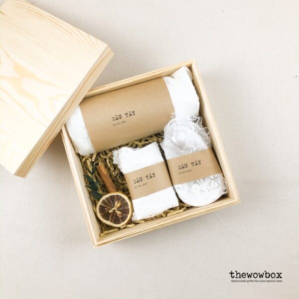 [Quà tặng bé gái] THE FASHIONISTA BOX – Hộp gỗ – Bộ body cộc tay, mũ và tất xinh xắn