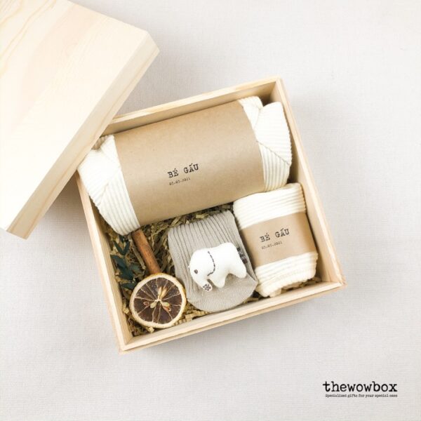 [Quà tặng bé trai] THE FASHIONISTA BOX – Hộp gỗ – Bộ body dài tay, mũ và tất xinh xắn