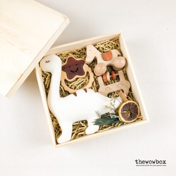 [Quà tặng bé] THE FIRST TOY BOX – Khủng long bông, bộ 2 xúc xắc, ngựa gỗ