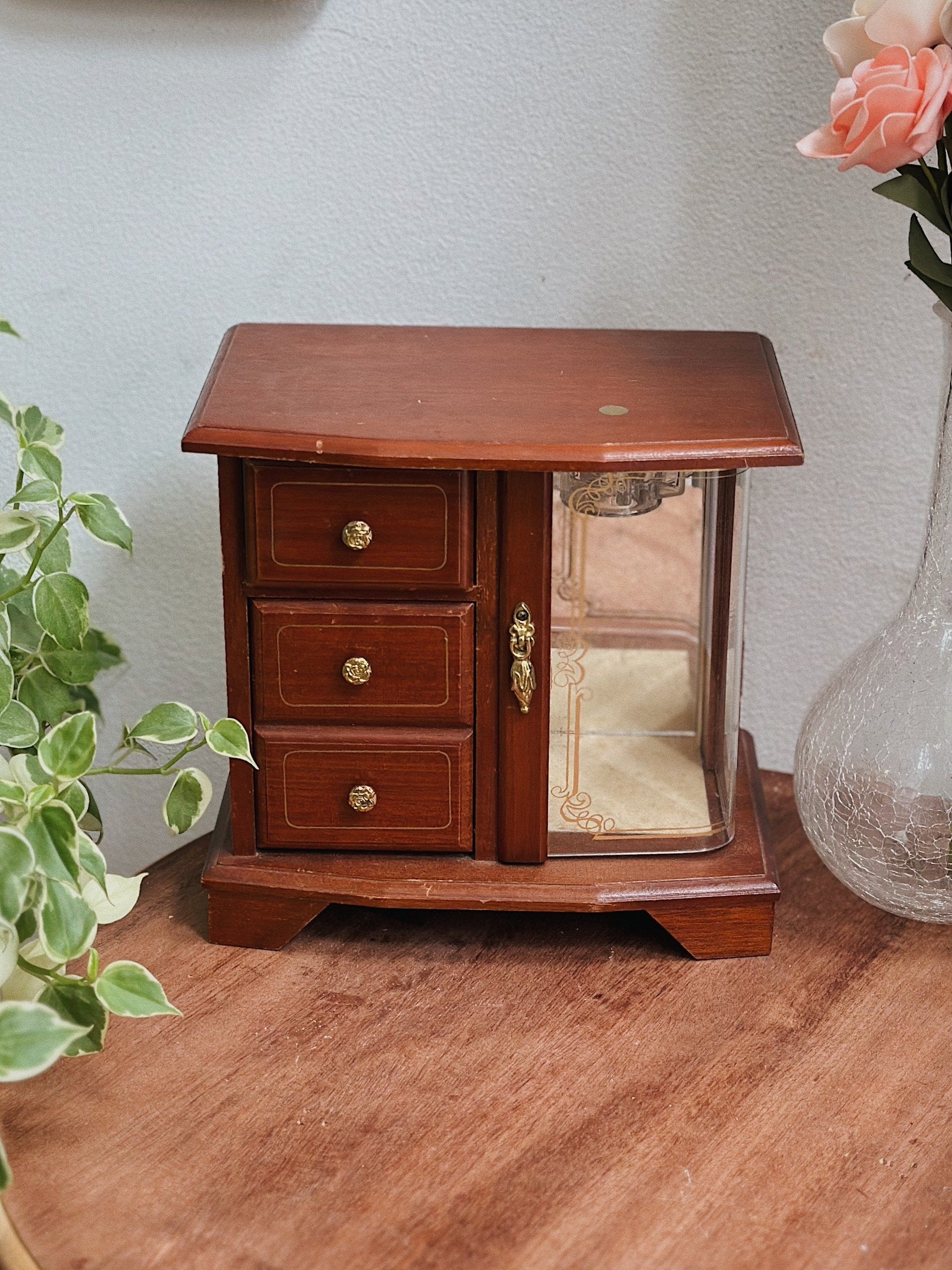 bfe83d51c1e815b64cf914.jpg Classic Wooden Box - Image 1