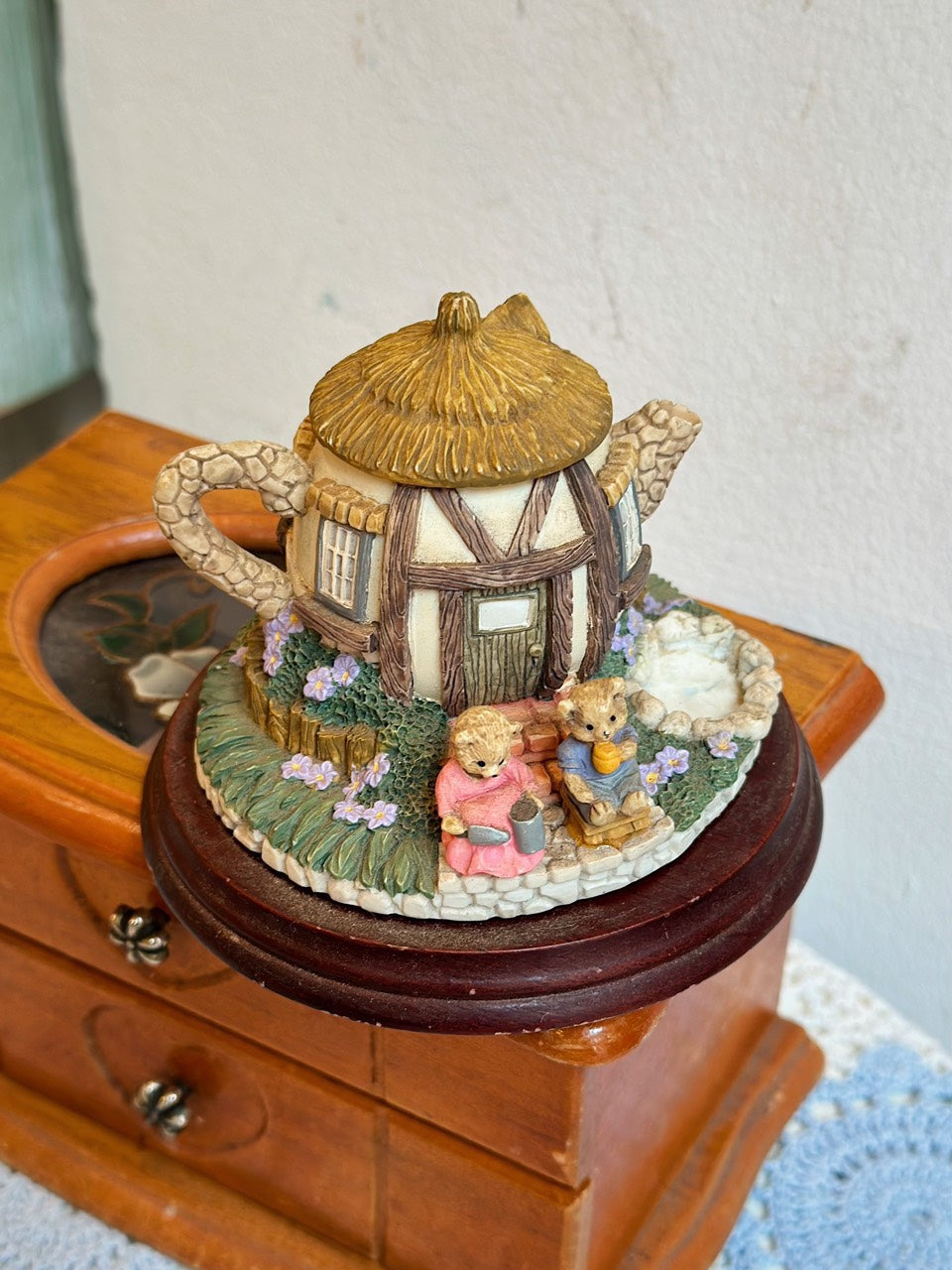 e94fd57c7b3aac64f52b1.jpg Tượng Ngôi nhà ấm trà Teddies - Image 1