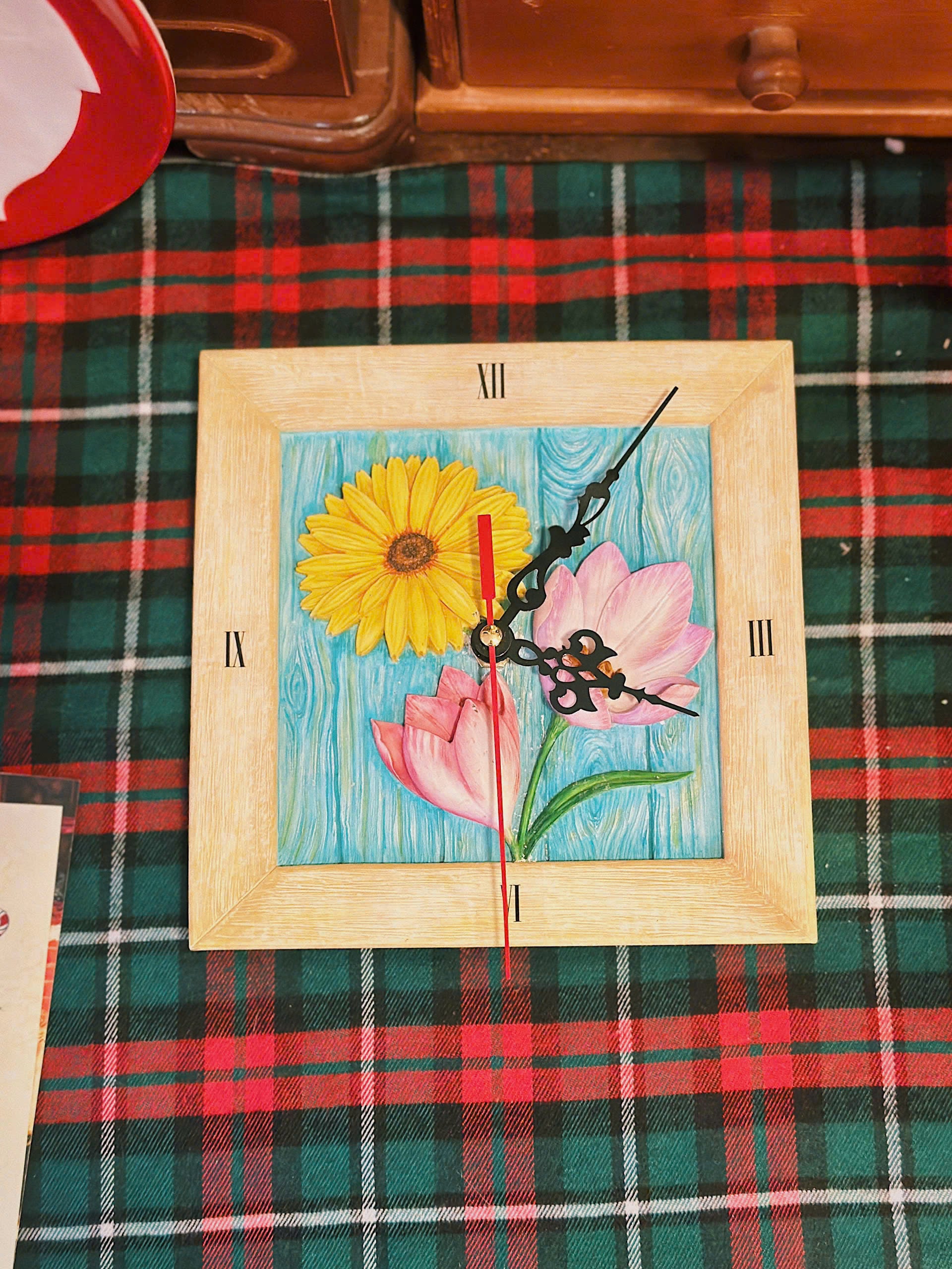 f778d4cb39529f0cc643.jpg Đồng hồ họa tiết hoa nổi xinh xắn - Image 1