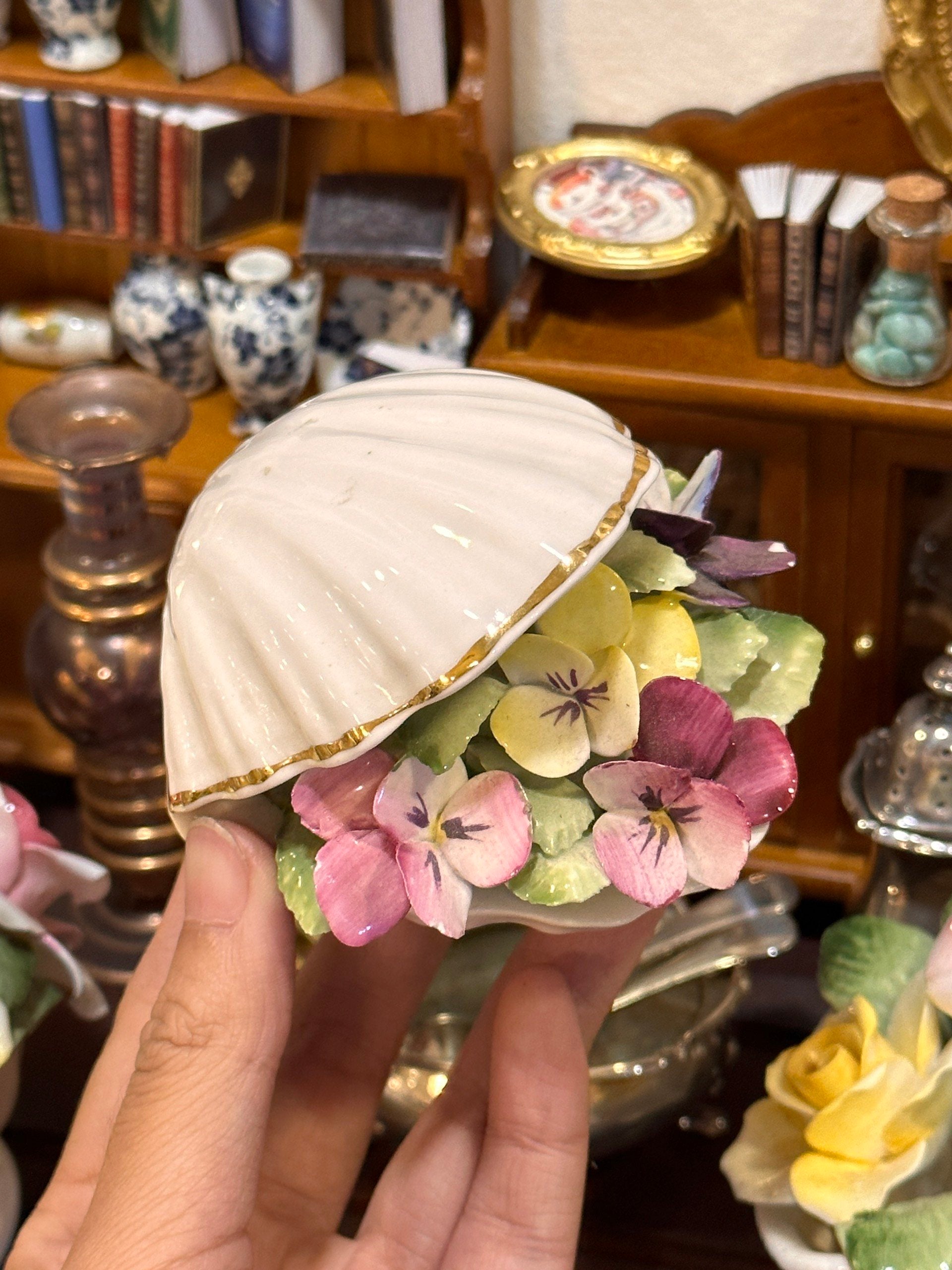 ff97852e9ea53ffb66b4.jpg Chậu hoa bằng sứ Clamshell Floral Bouquet - Royal Doulton - Image 1