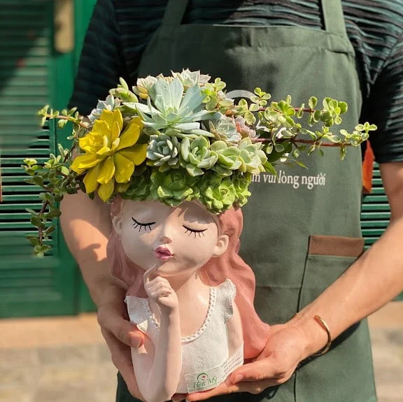“Hoa 8 Tháng 3” Độc Lạ Tươi Lâu Với Bình Hoa Sen Đá Cô Gái