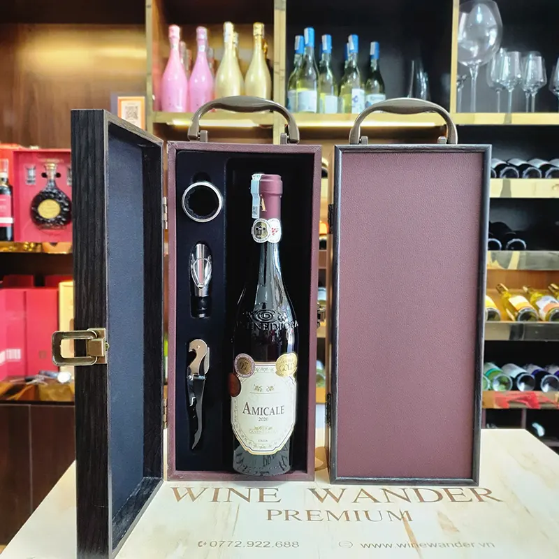 hop-qua-tang-ruou-vang-y-amicale-cantine-di-ora-1.webp Hộp quà tặng Rượu Vang Ý Amicale Cantine Di Ora - Image 1