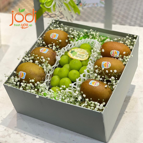 hop-qua-trai-cay-jodi-nho-mau-don-3.png Hộp Quà Trái Cây Nho Mẫu Đơn HVK01 - Image 1