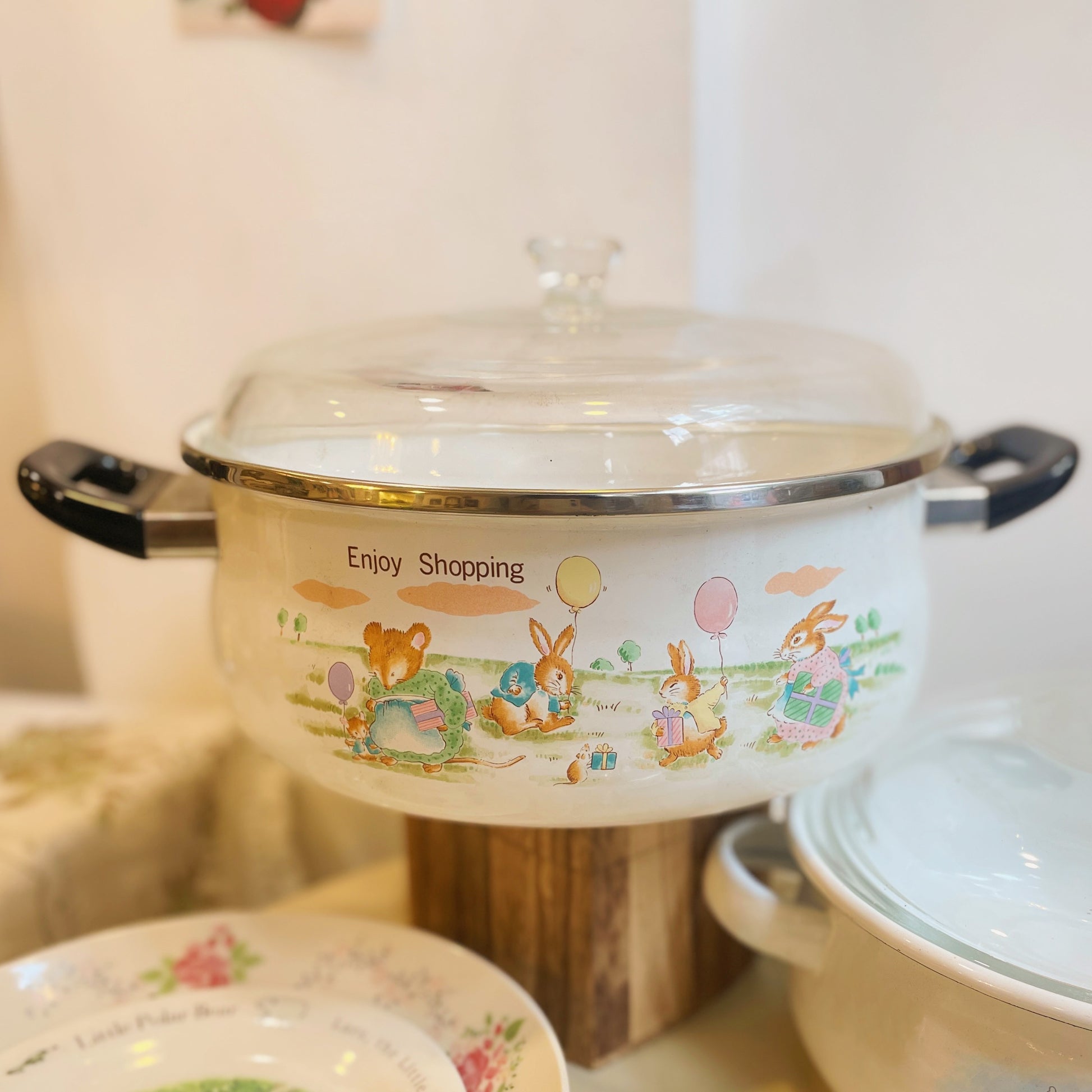 z4828646283640_33939a5e1311265d873412863fa5e96c.jpg Nồi tráng men họa tiết thỏ dễ thương✨ - Image 1
