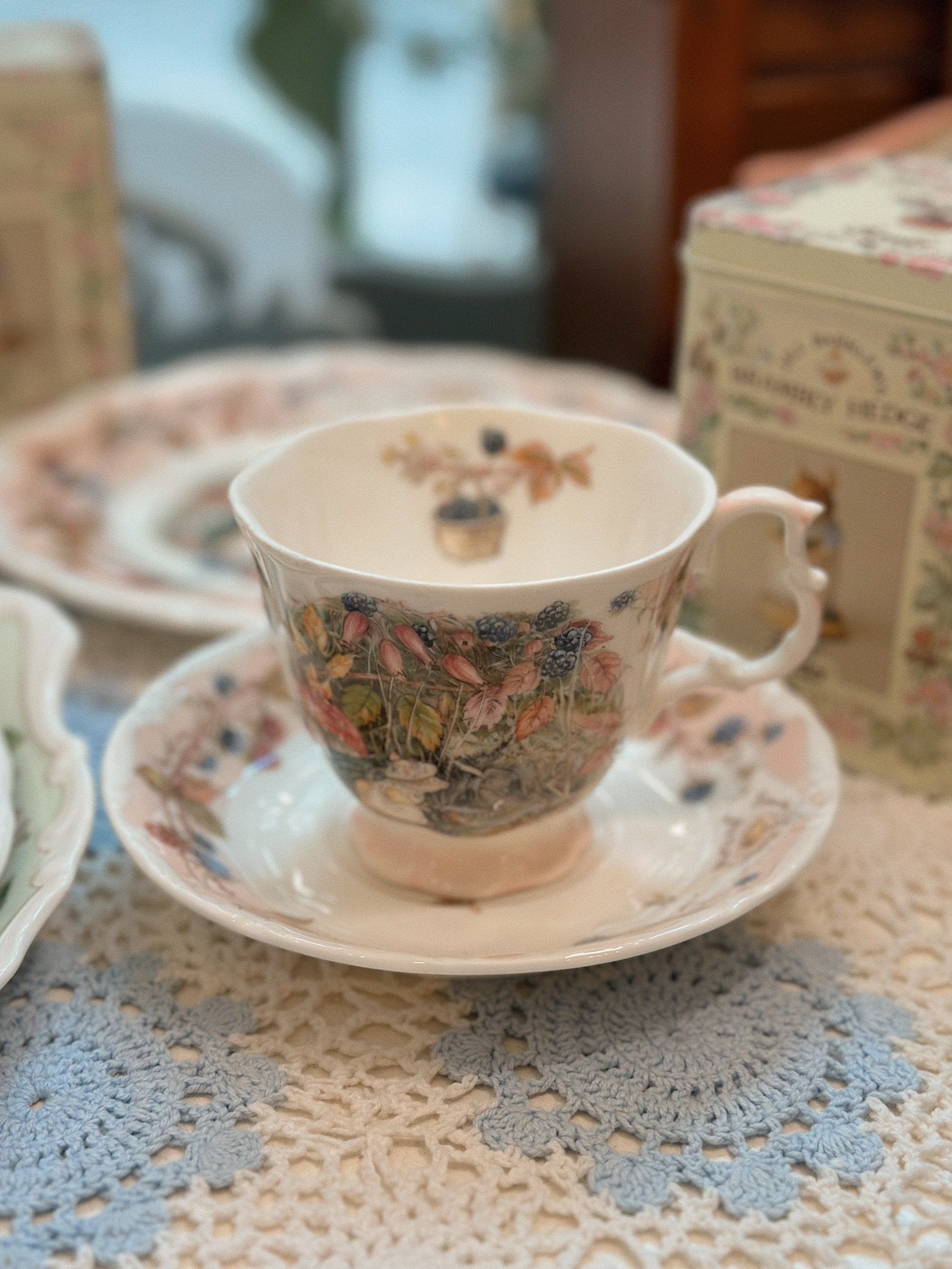 z4832623639048_e758a373ed67c7575067319508061259.jpg Set tách trà, dĩa và cốc Brambly Hedge bốn mùa - Royal Doulton 🐭✨ - Image 1