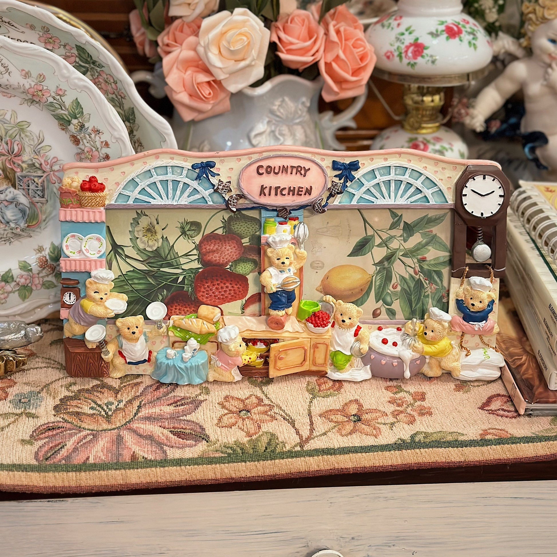 z4951900012143_a6bac0ee2f0665513e85b862c6278282.jpg Khung tranh họa tiết nổi Country Kitchen Teddies dễ thương✨ - Image 1