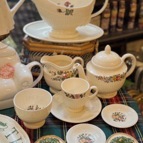 Bộ trà Wedgwood màu trắng họa tiết hoa cổ điển ✨