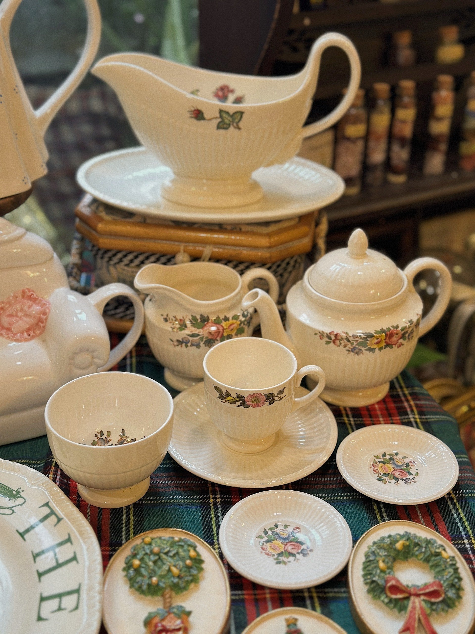 z4986473741202_a4ce4ef7bee87b1ca77e191aab6f1c60.jpg Bộ trà Wedgwood màu trắng họa tiết hoa cổ điển ✨ - Image 1