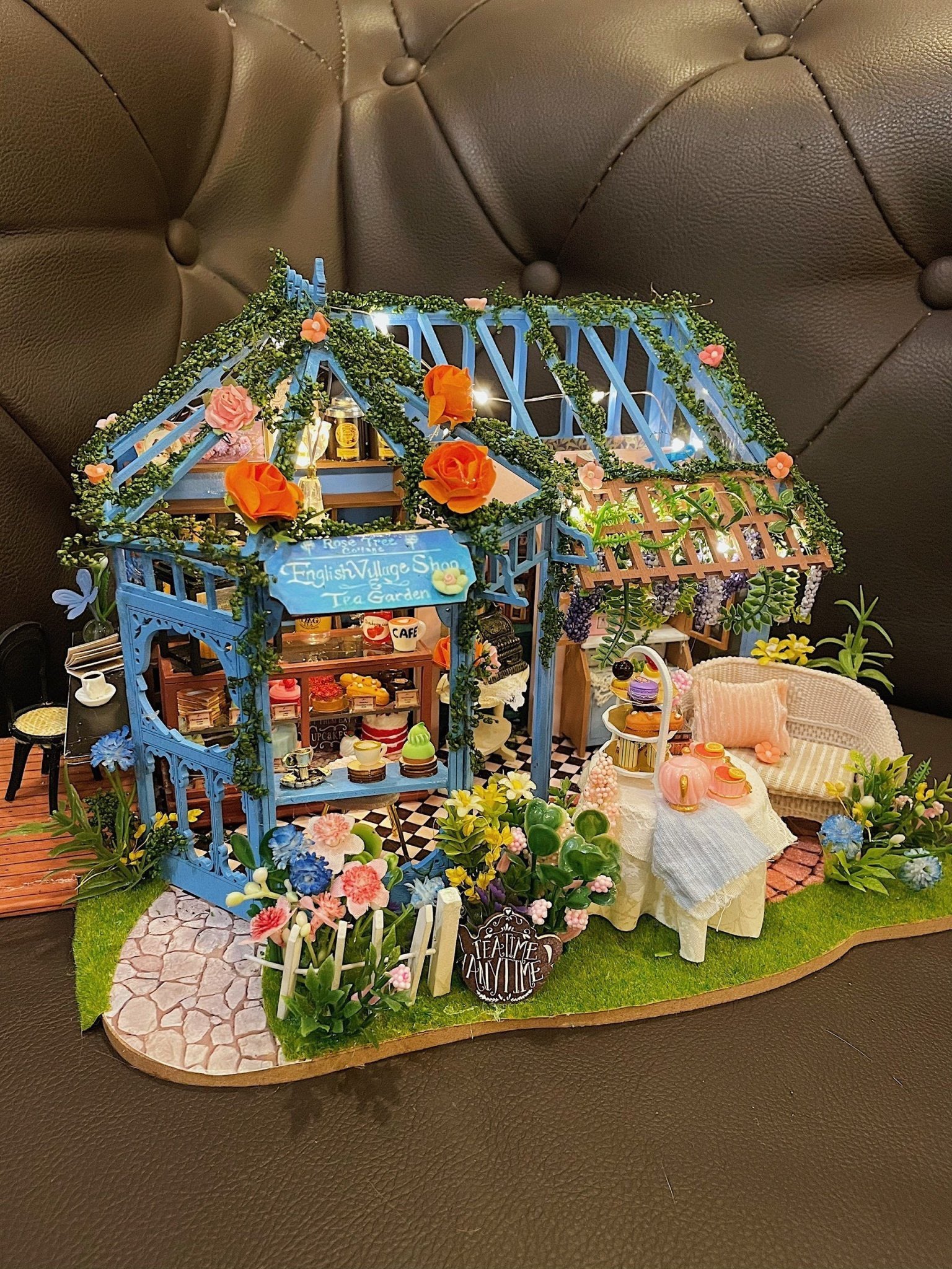 z5024458745247_55dc706731cf3d228e91ee086f6920f4.jpg Mô hình nhà gỗ tiệm trà hoa hồng - Image 1