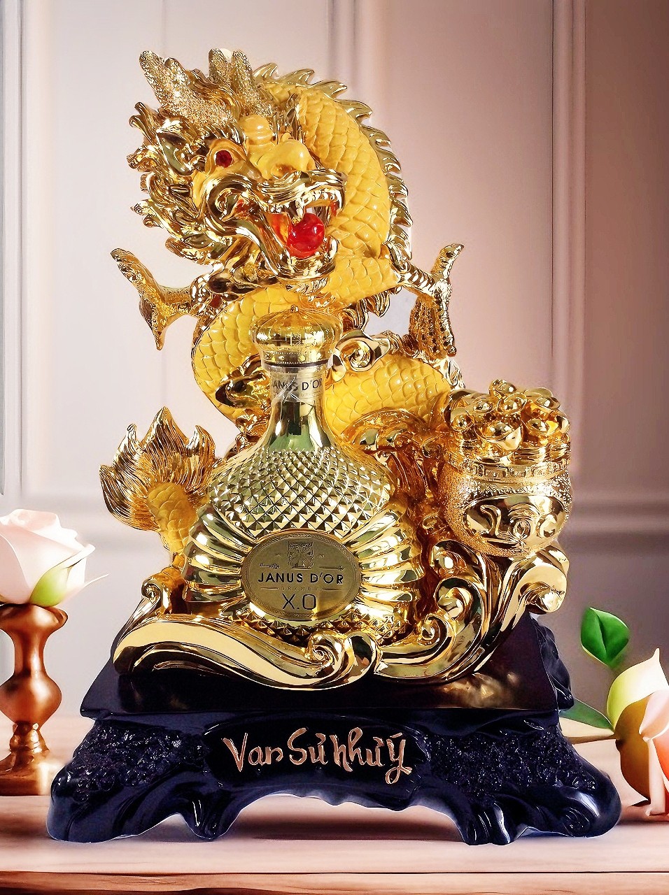 z5037696601048_d1a26e690f4565dfbcef55b47d72a6ed.jpg KỆ RƯỢU PHONG THỦY MÃNH LONG VỜN TỬU + Rượu JANUS D’OR BRANDY XO ART - Image 1
