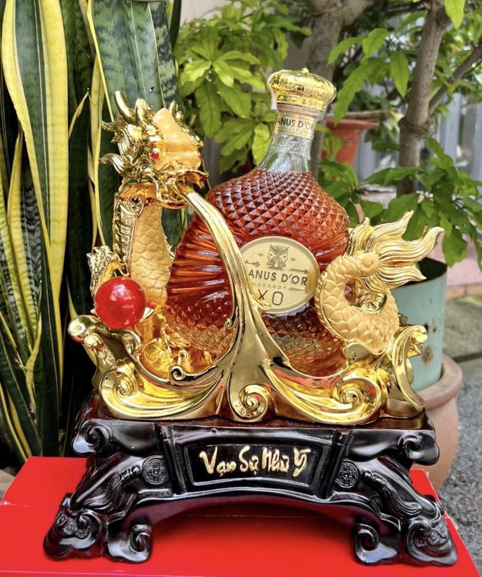 z5037706836716_7d90d631b9339f8ccd8cf54418efb080.jpg KỆ RƯỢU PHONG THỦY MÃNH LONG ÔM TỬU + Rượu JANUS D’OR BRANDY XO ART - Image 1