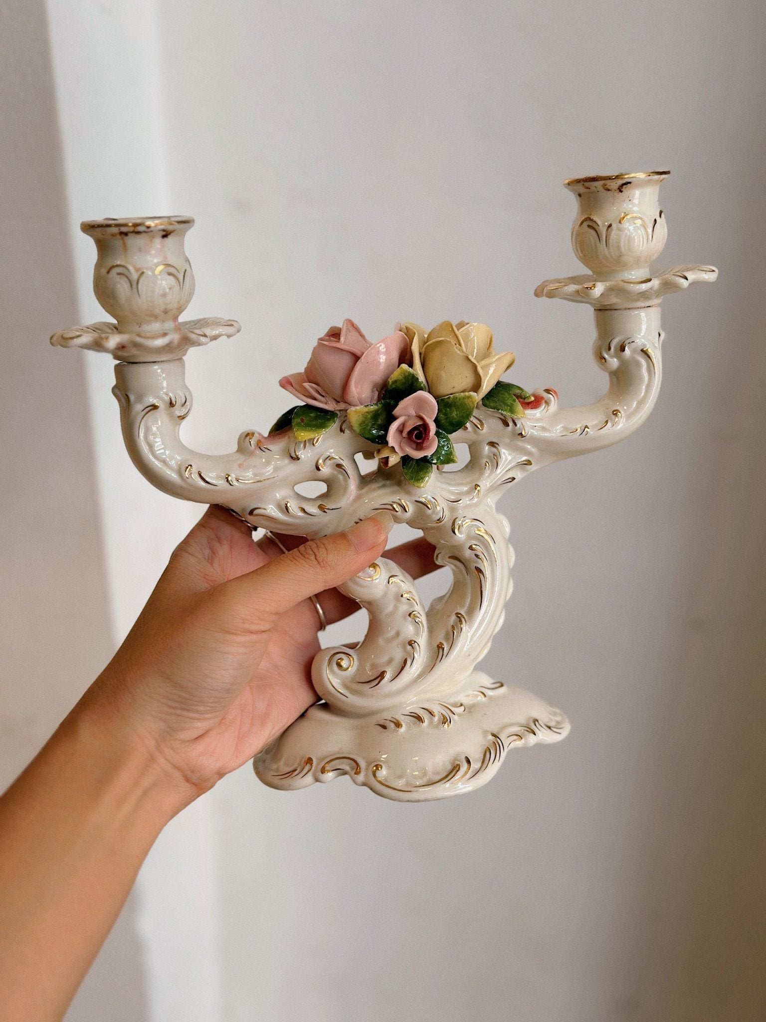 z5176565302544_fdcc788fbbbe8d8ed7f55850c9455996.jpg Chân nến hoa cổ điển - Image 1