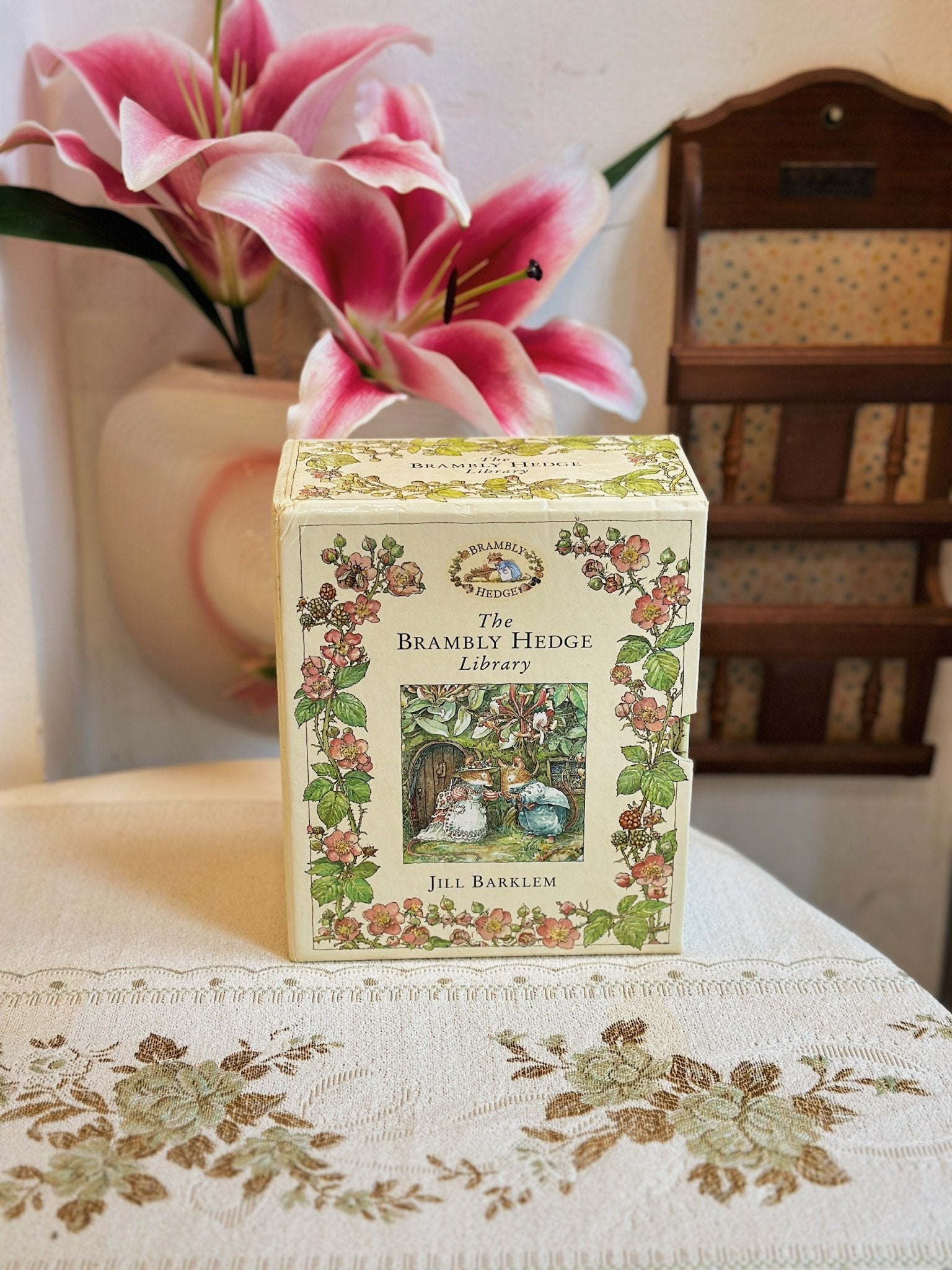 z5207312589790_1a3c4e9d3c00591e496e2855f0a641e4.jpg Bộ sách The Brambly Hedge Library - Jill Barklem - Image 1