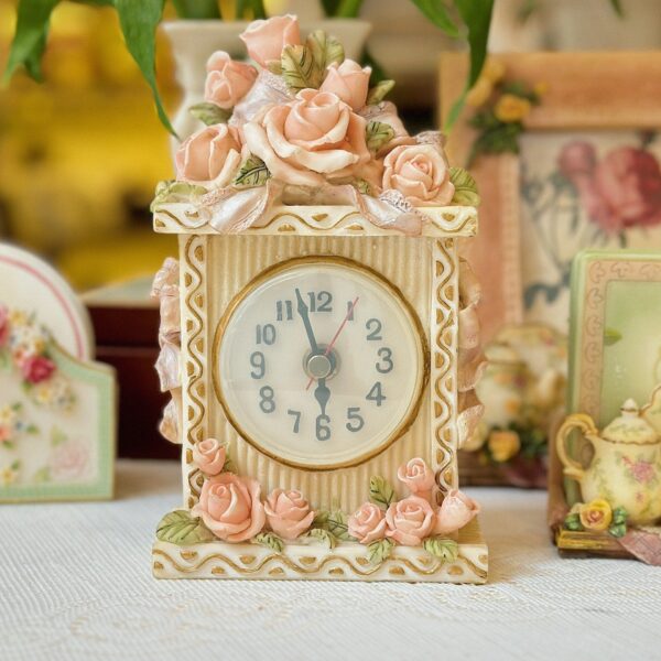 Đồng hồ để bàn hoa hồng nổi