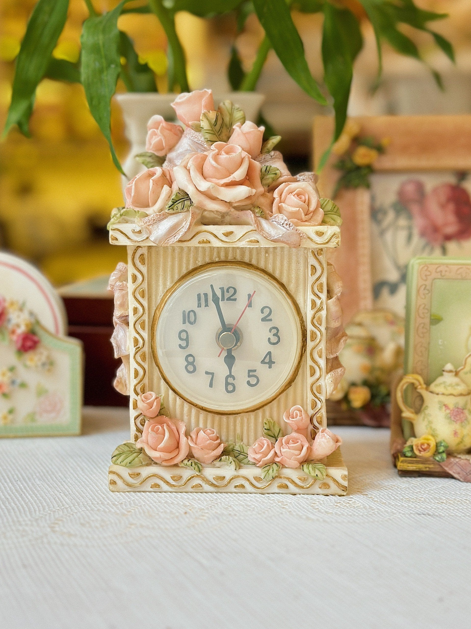 z5286739181529_18543640b9eb0e60a363e7a4d7785044.jpg Đồng hồ để bàn hoa hồng nổi - Image 1