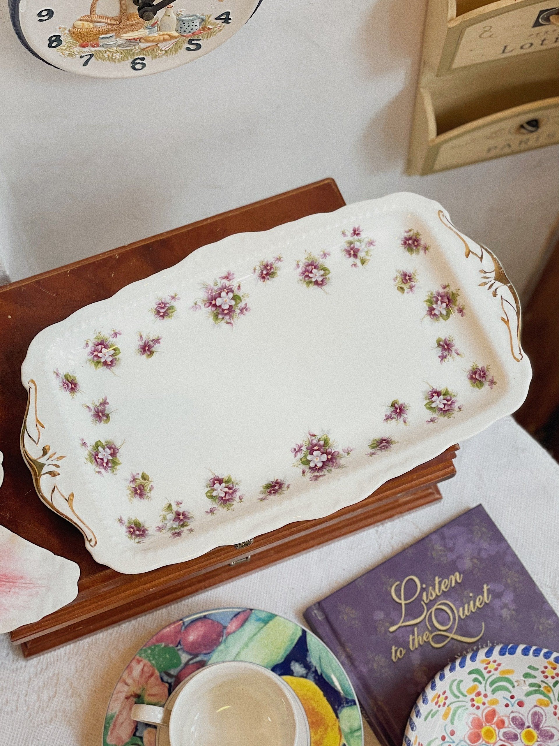 z5338272541108_322bab80b55d84bc69165d3870309d4e.jpg Khay hoạ tiết hoa tím thơm Sweet Violets - Royal Albert - Image 1