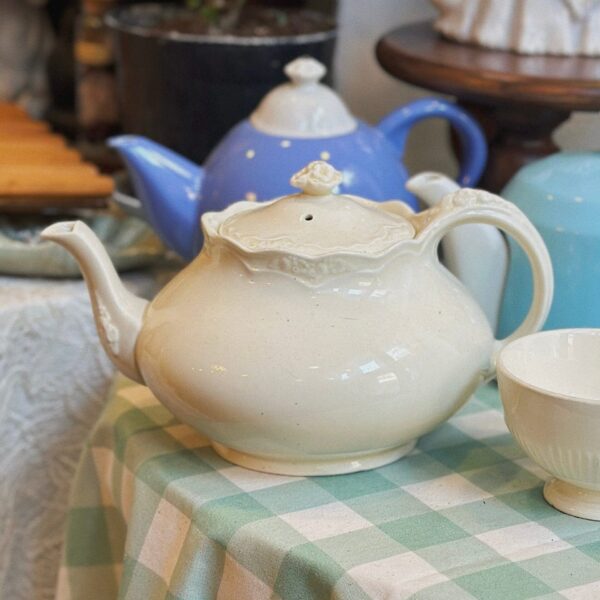 Ấm trà trắng - CROWN DUCAL WARE