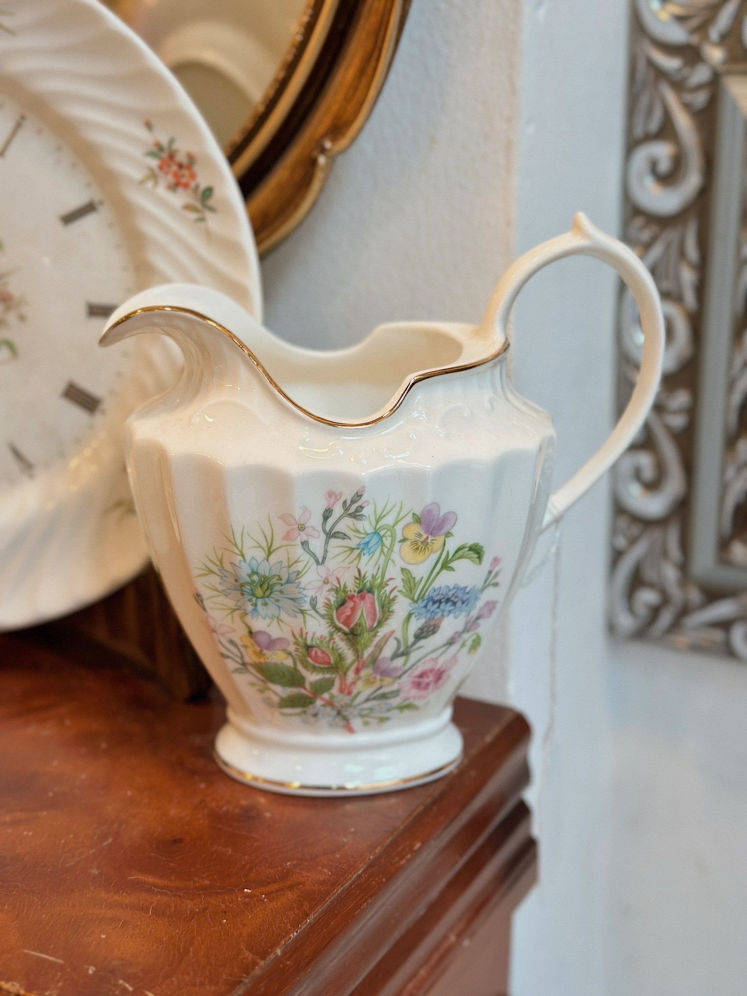 z5378620598322_6499870b756ec92d91d6b94d6068c2f0.jpg Bình rót hoa lá - AYNSLEY - WILD TUDOR - Image 1
