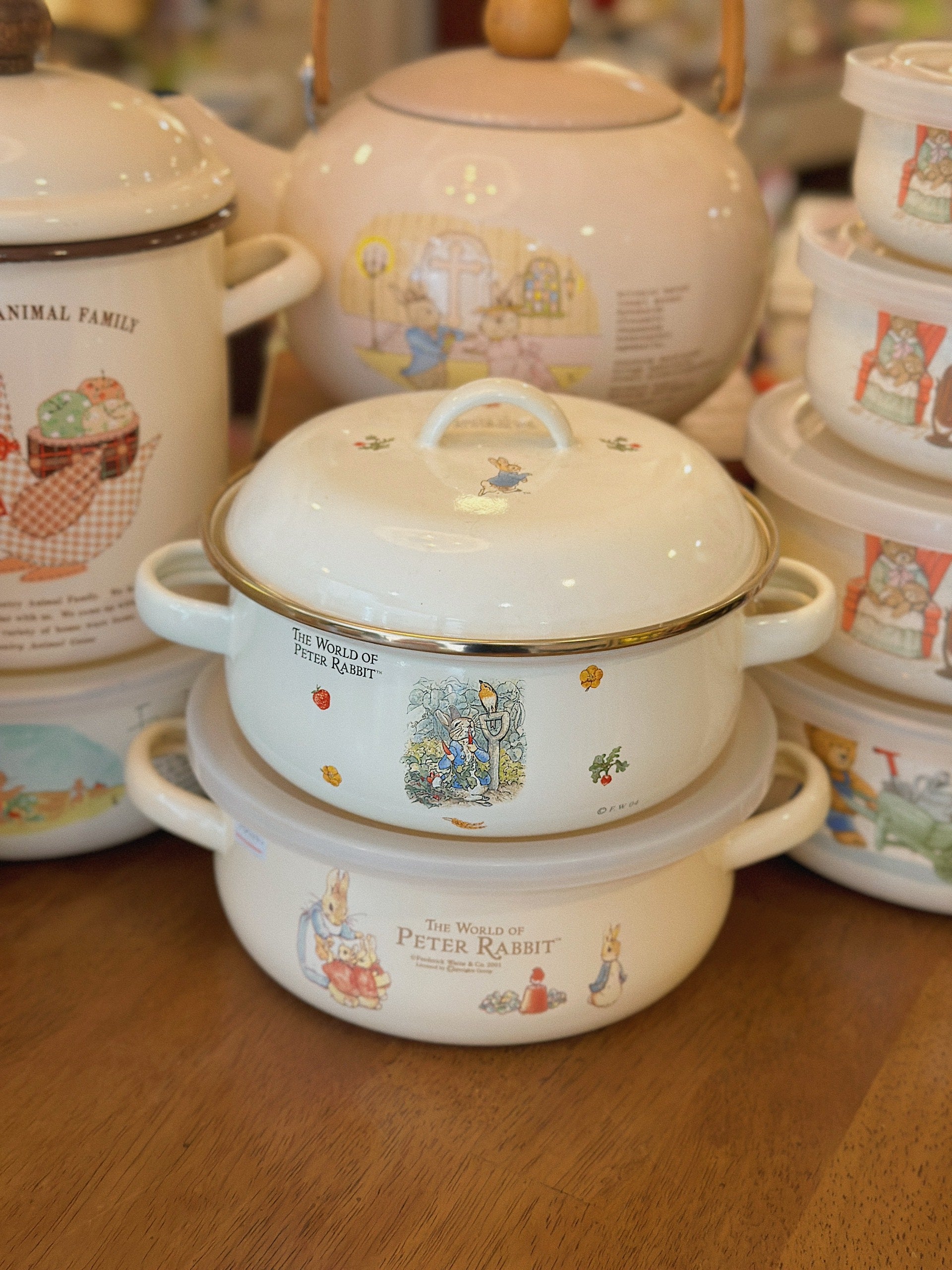 z5619832947785_f680ea8bd7592baecd7d825fa00bb8a0.jpg Set nồi và thố tráng men Peter Rabbit dễ thương ✨ - Image 1