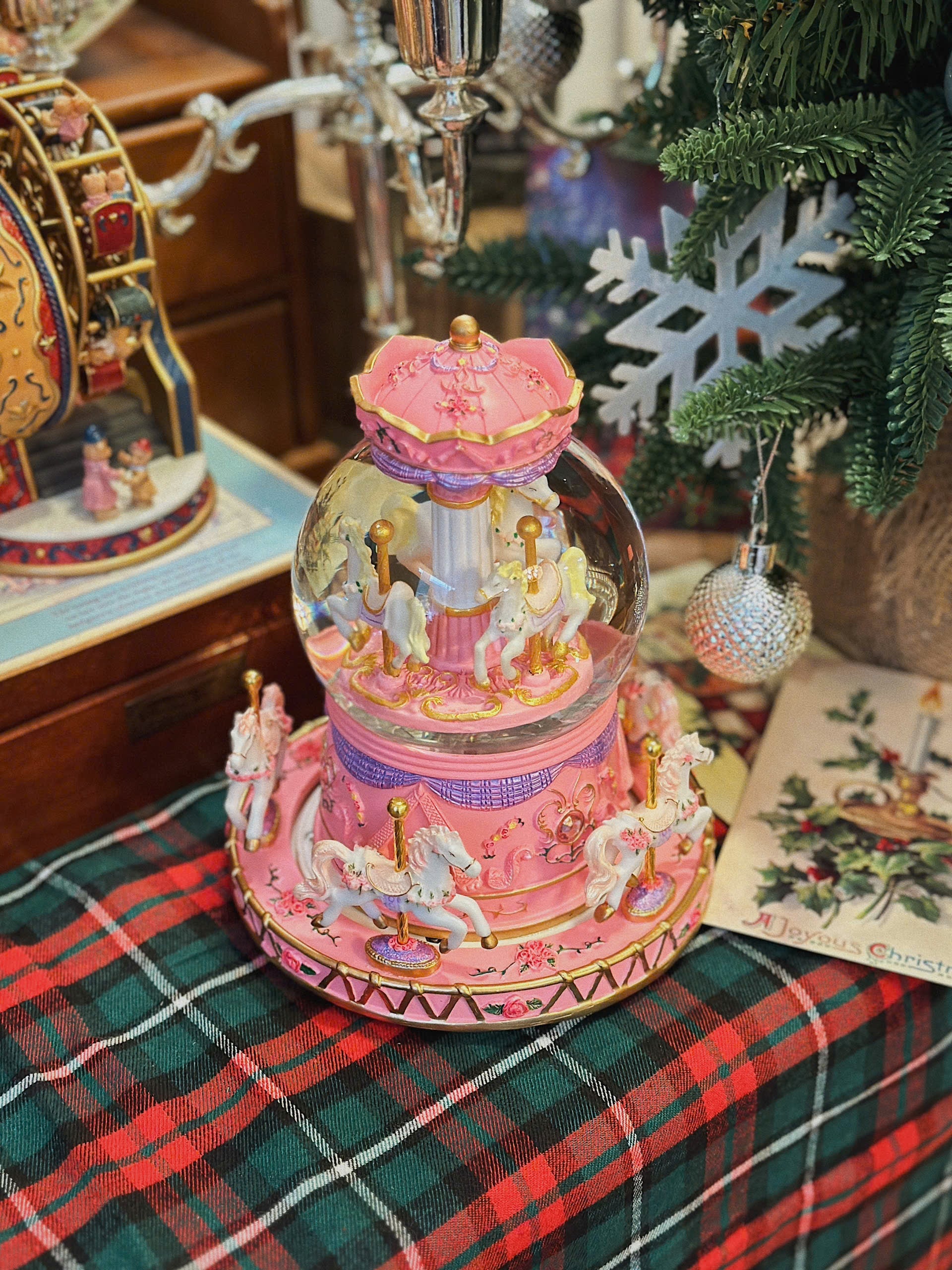 z5836322084967_d2590e4651cf0b2e9843cf3932dd7595.jpg Classic Carousel Globe Music Box - Image 1