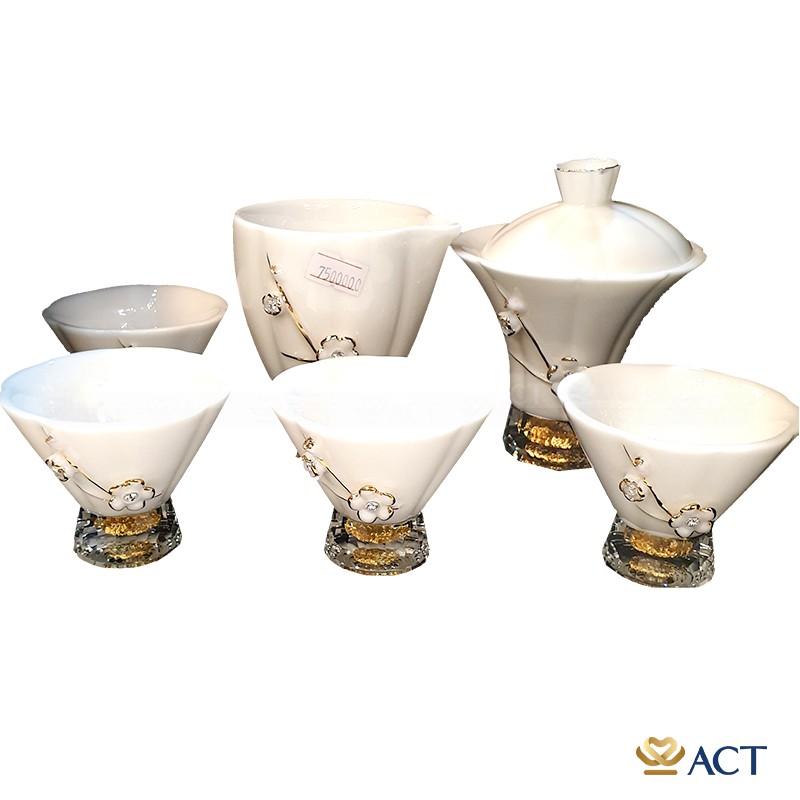 bo-coc-tra-loe-1__1__c415a0fdb6c04cc48754ad5daa46f176.jpg Quà tặng Bộ trà cao cấp pha lê Swarovski – sứ đúc vàng (loe) dát vàng 24k ACT GOLD ISO 9001:2015 - Image 1