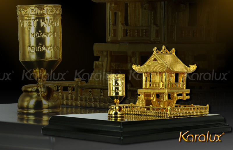 chua-1-cot-de-ban-4.jpg Biểu tượng Chùa Một Cột và giá cắm bút mạ vàng - MHK-0009-C10 - Image 1
