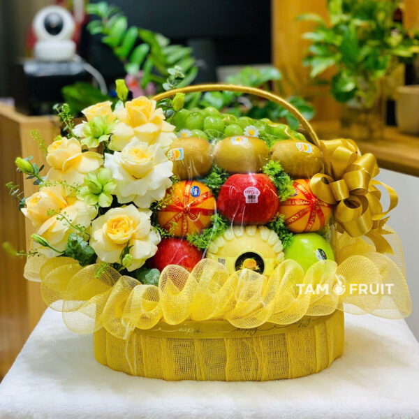 Giỏ trái cây kèm hoa tươi ht199