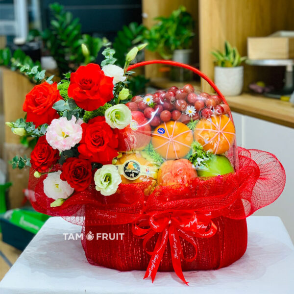 Giỏ trái cây kèm hoa tươi ht137