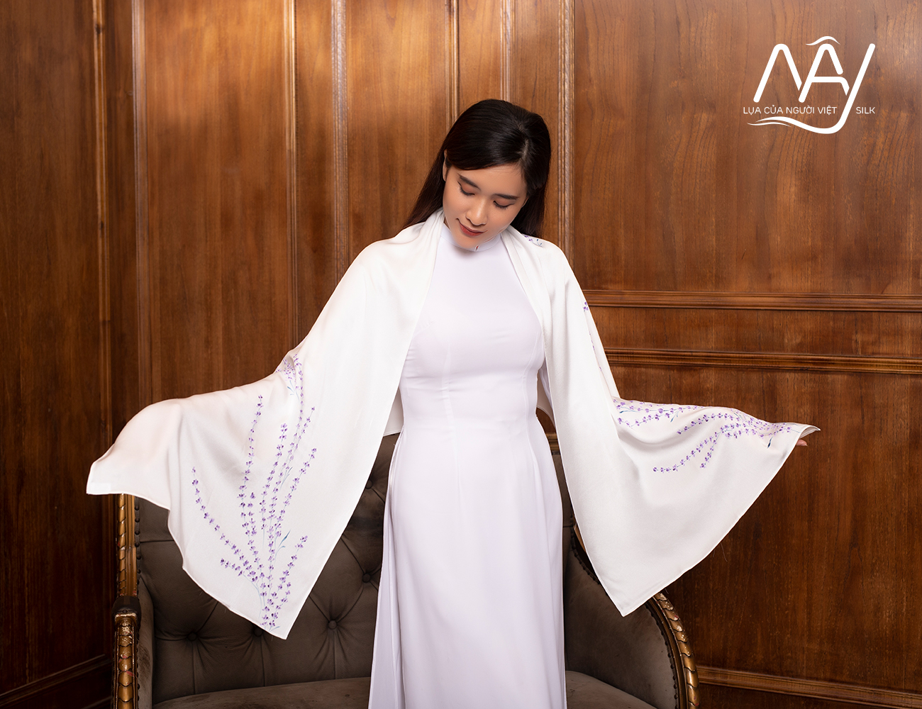 khan-lua-cao-cap-ve-tay-hoa-lavender-mau-trang-22-1.jpg Khăn lụa vẽ hoa Lavender màu trắng- Quà tặng đối tác cao cấp - Image 1
