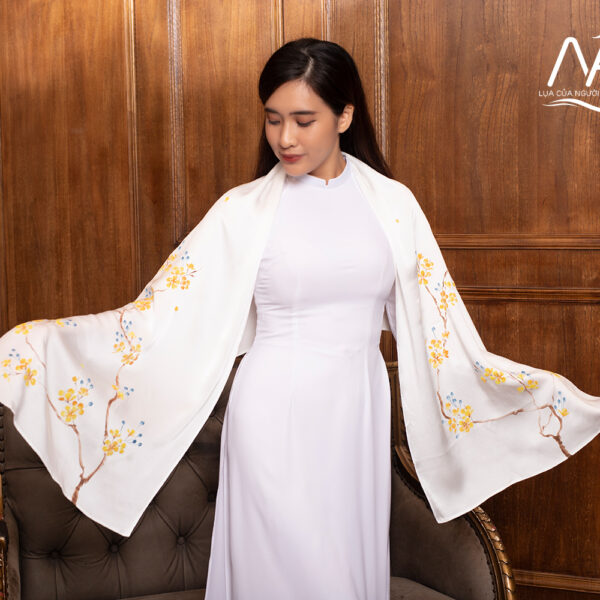 Khăn lụa vẽ hoa Mai màu trắng- Quà tặng đối tác cao cấp