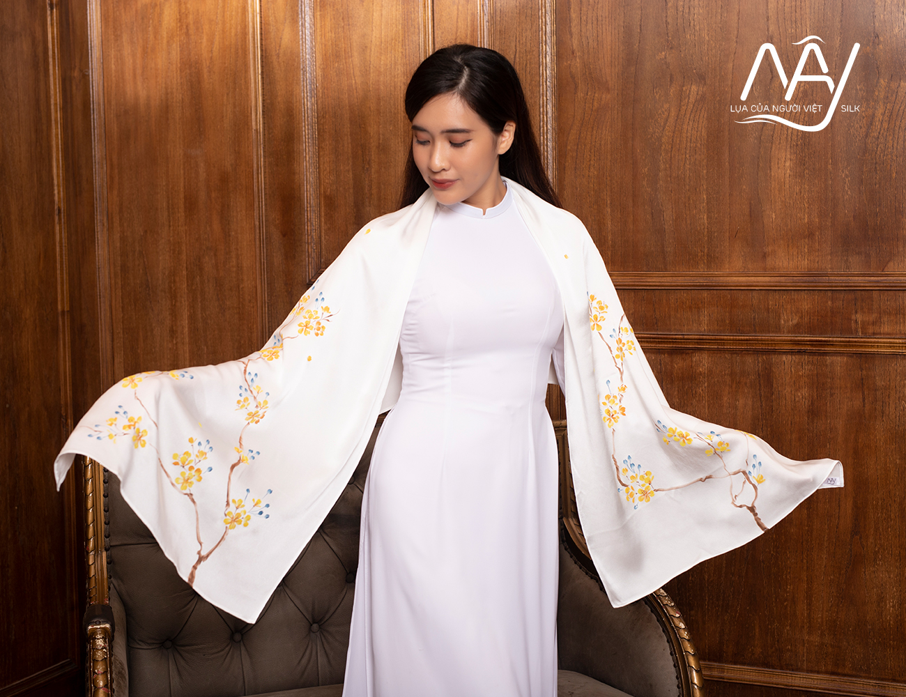 khan-lua-cao-cap-ve-tay-hoa-mai-mau-trang-22-2.jpg Khăn lụa vẽ hoa Mai màu trắng- Quà tặng đối tác cao cấp - Image 1