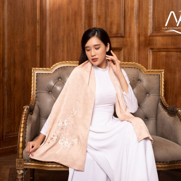 Khăn choàng lụa cao cấp thêu hoa mai màu nude – Quà Việt Nam thượng hạng