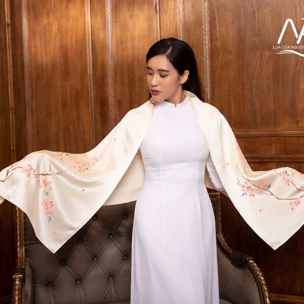 Khăn lụa Bảo Lộc cao cấp vẽ hoa đào màu be – Quà tặng Việt Nam đẳng cấp
